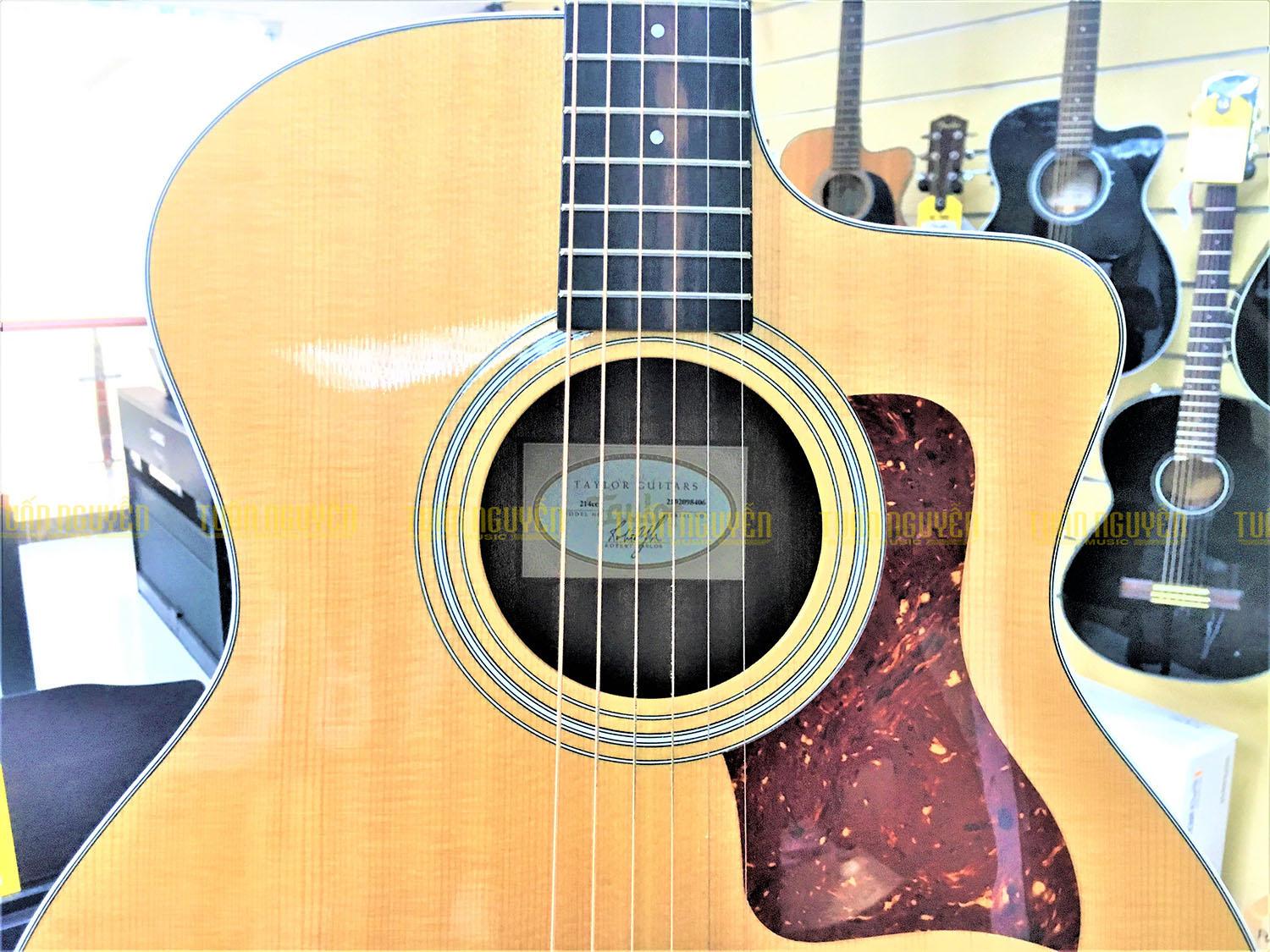 Đàn guitar acoustic Taylor 214CE mặt top có chất liệu sitka spruce