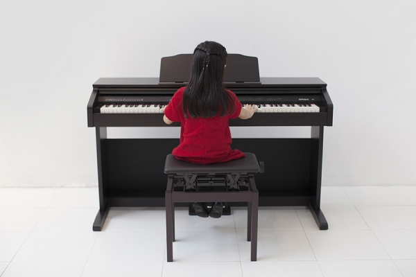 ROLAND RP-30: ĐÀN PIANO ĐIỆN CHO BÉ BƯỚC ĐẦU HỌC NHẠC